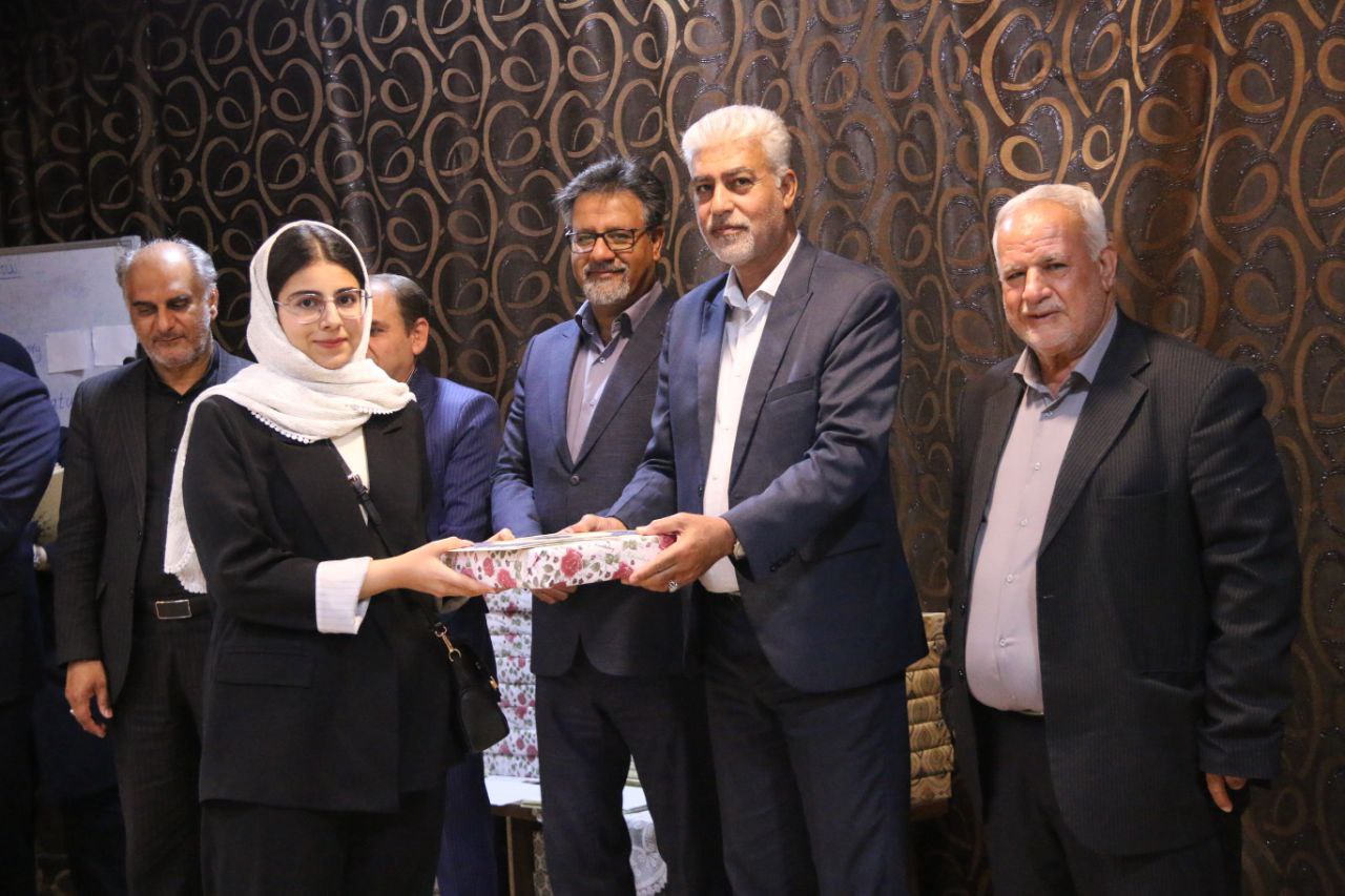 آیین تجلیل از افتخارآفرینان و فارغ التحصیلان آکادمی زبان سخن لار